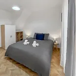 Maison Lumineuse Avec Verriere & Grand Ecran