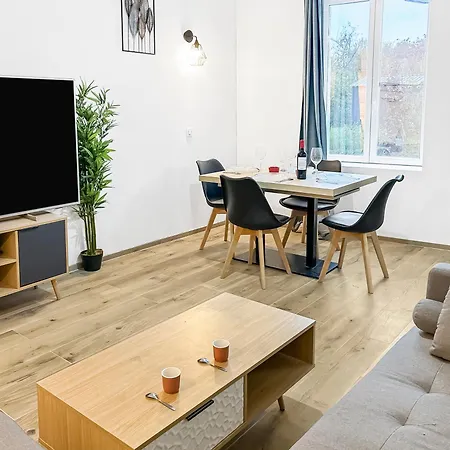 Maison Lumineuse Avec Verriere & Grand Ecran