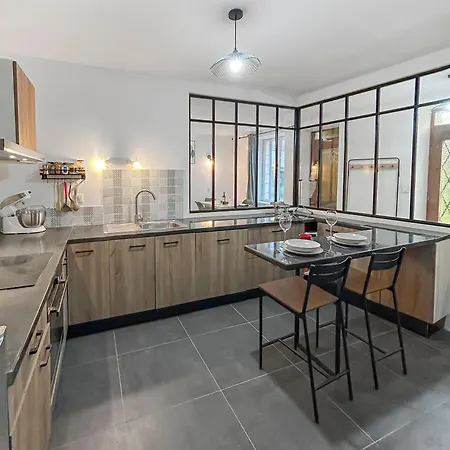 Maison Lumineuse Avec Verriere & Grand Ecran