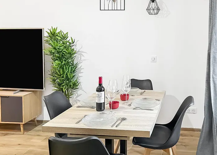 Maison Lumineuse Avec Verriere & Grand Ecran Holiday home Saint-Leu-d'Esserent