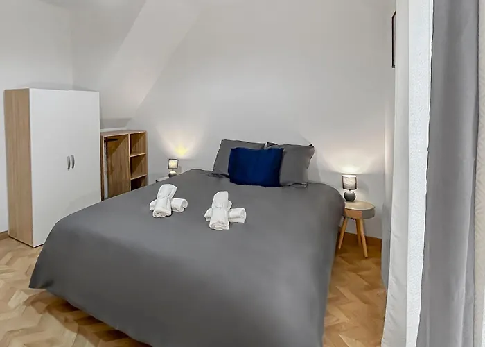 Maison Lumineuse Avec Verriere & Grand Ecran